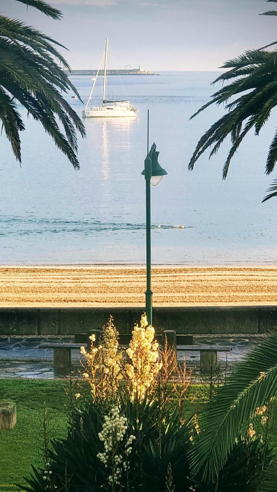 Precioso Atico Frente A La Playa De Santa Cristina Apartment A Coruna Bagian luar foto
